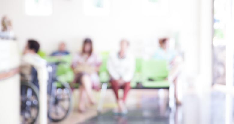 Arrière-plan flou de personnes qui attendent un médecin à l'hôpital