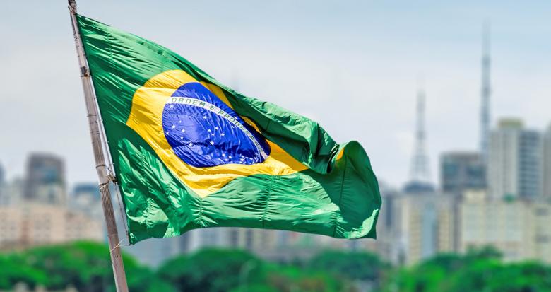 Drapeau du Brésil, São Paolo en arrière-plan - Amérique Latine. Filipe Frazao, Shutterstock.com