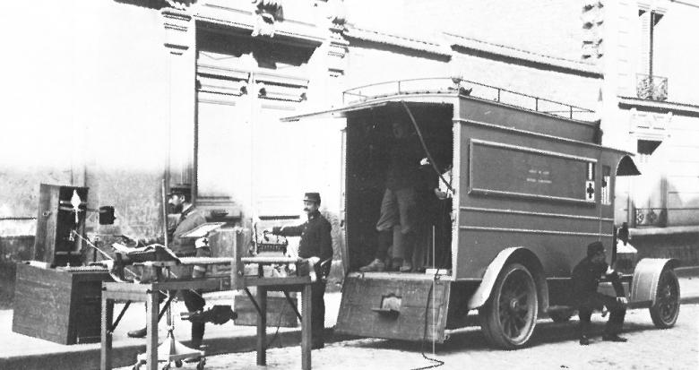 Fig. 1 : Equipage radiologique en août 1914. On reconnaît à gauche le Médecin-Major Georges Haret. Pallardy G., Pallardy M.-J., Wackenheim A. Histoire illustrée de la radiologie. Paris, éditions Roger Da Costa (1989). P. 196.