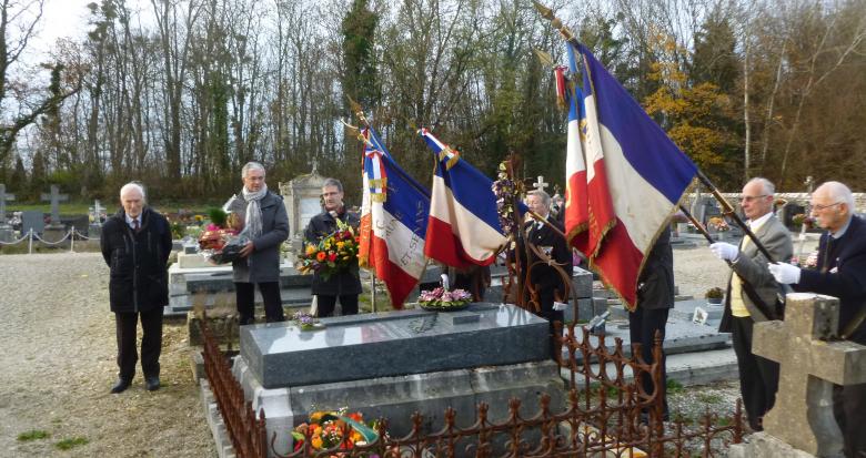 Dépôt de gerbes sur la tombe d’Etienne d’Estot à Arc-et-Senans le 1er décembre 2018.