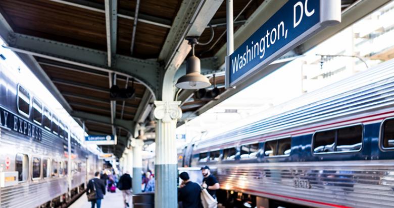 Washington DC, USA - Plate-forme ferroviaire de la gare Union avec les trains VRE et Amtrack en provenance de Virginie pour se déplacer le matin avec de nombreuses personnes marchant à l'arrivée.  Kristi Blokhin - shutterstock